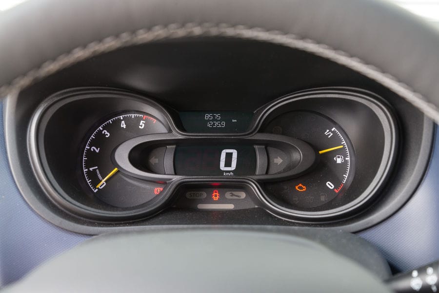 Die teil-digitale Instrumentierung ist eher Opel-untypisch. Das liegt daran, dass sich der Vivaro das Cockpit mit dem baugleichen Renault Trafic teilt.
