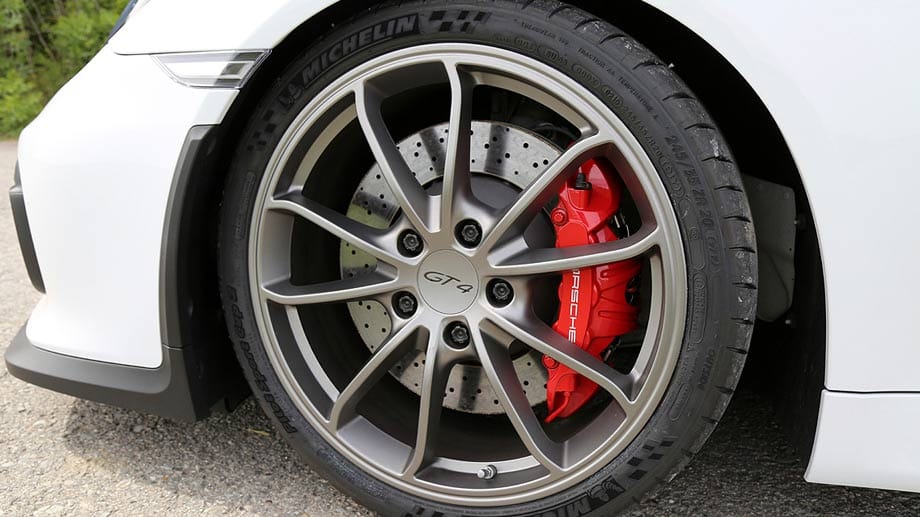 Serienmäßig sind beim Cayman GT4 platinfarbende oder schwarze 20-Zoll-Felgen mit Michelin Pilot Sport Cup 2 Semislicks und serienmäßigen Hochleistungs-Bremsen mit 38-cm-Scheiben vorn wie hinten. Optional sind für rund 7300 Euro auch Carbon-Keramik-Bremsen mit leichten 41-cm-Scheiben vorn bestellbar.