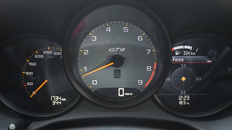 Selbst ohne Launch-Control sprintet der GT4 untermalt vom röhrenden Boxer-Sound vehement los. Porsche gibt 4,4 Sekunden bis 100 km/h und 14,5 auf Tempo 200 an. Zwar „verfehlt“ er um 5 km/h die magische 300-er-Marke, aber um Topspeed geht es bei ihm nicht primär. Im Kombielement können mit dem Sport Chrono Paket verschiedene Fahrdaten wie G-Kräfte angezeigt werden.
