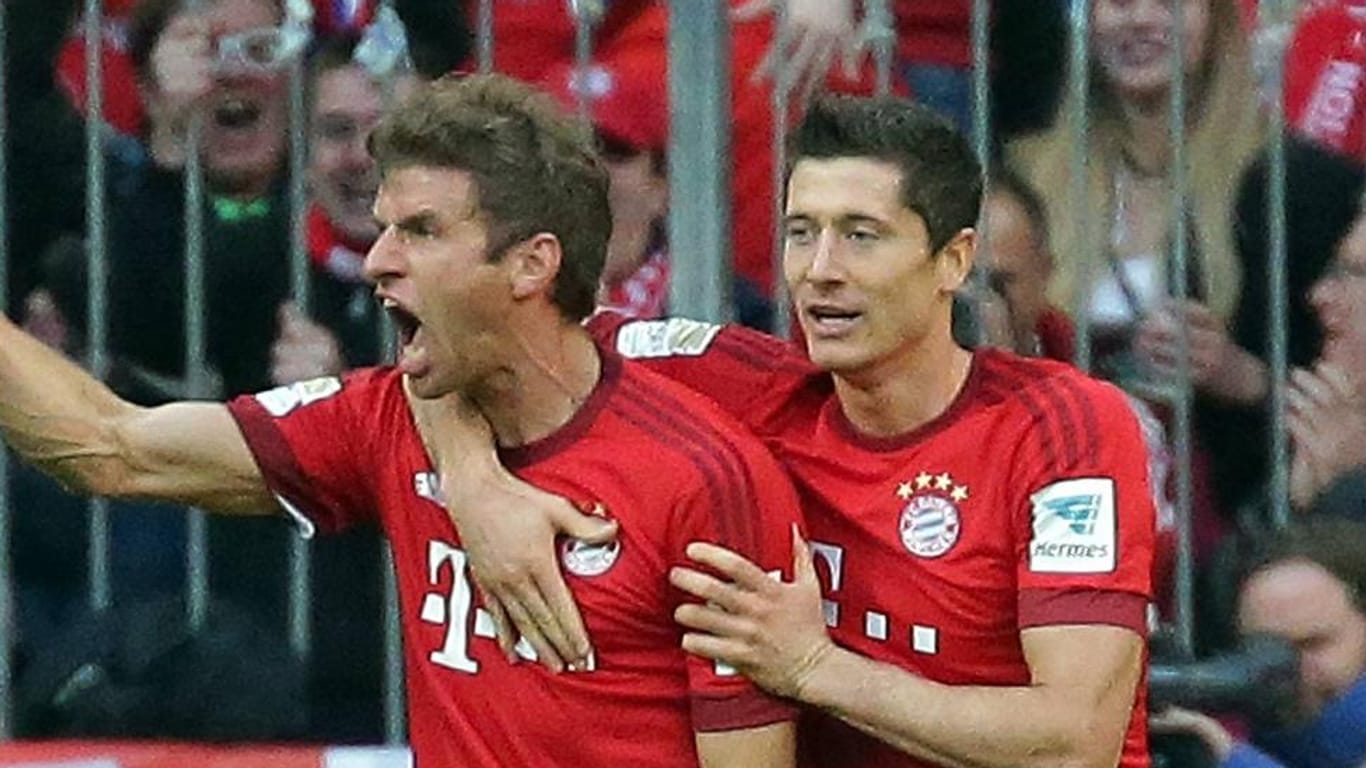 Bejubeln eins der vielen Bayern-Tore: Thomas Müller (li.) und Robert Lewandowski.
