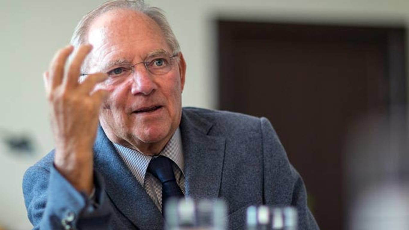Finanzminister Wolfgang Schäuble mischt sich in Diskussion um Flüchtlingskosten ein.