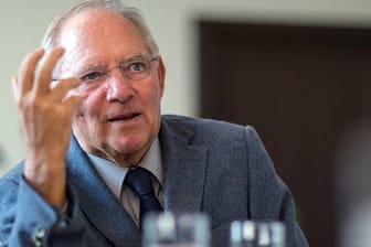 Finanzminister Wolfgang Schäuble mischt sich in Diskussion um Flüchtlingskosten ein.