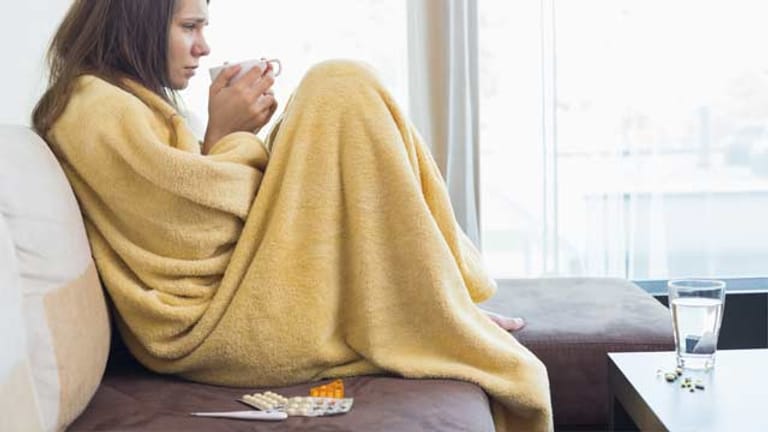 Um einer Grippe vorzubeugen, helfen oft schon kleine Achtsamkeiten im Alltag.