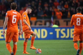 Die holländischen Spieler stehen nach dem dritten Gegentreffer gegen Tschechien ernüchtert am Anstoßkreis.