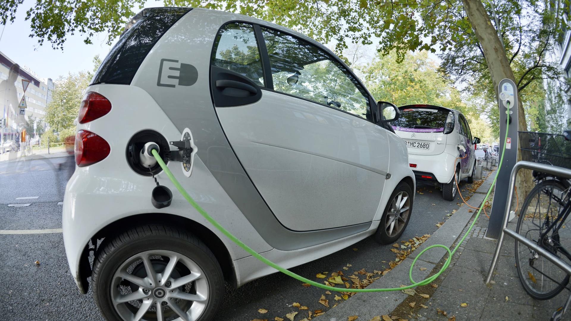 Ein Elektroauto an der Stromtankstelle. Ein Elektroauto an der Stromtankstelle.