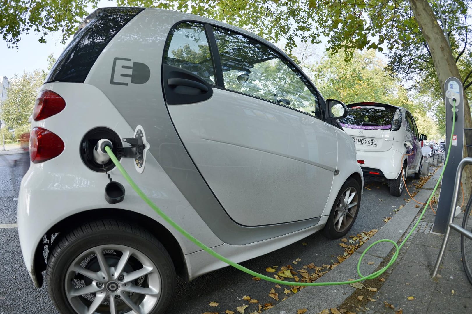 Ein Elektroauto an der Stromtankstelle.
