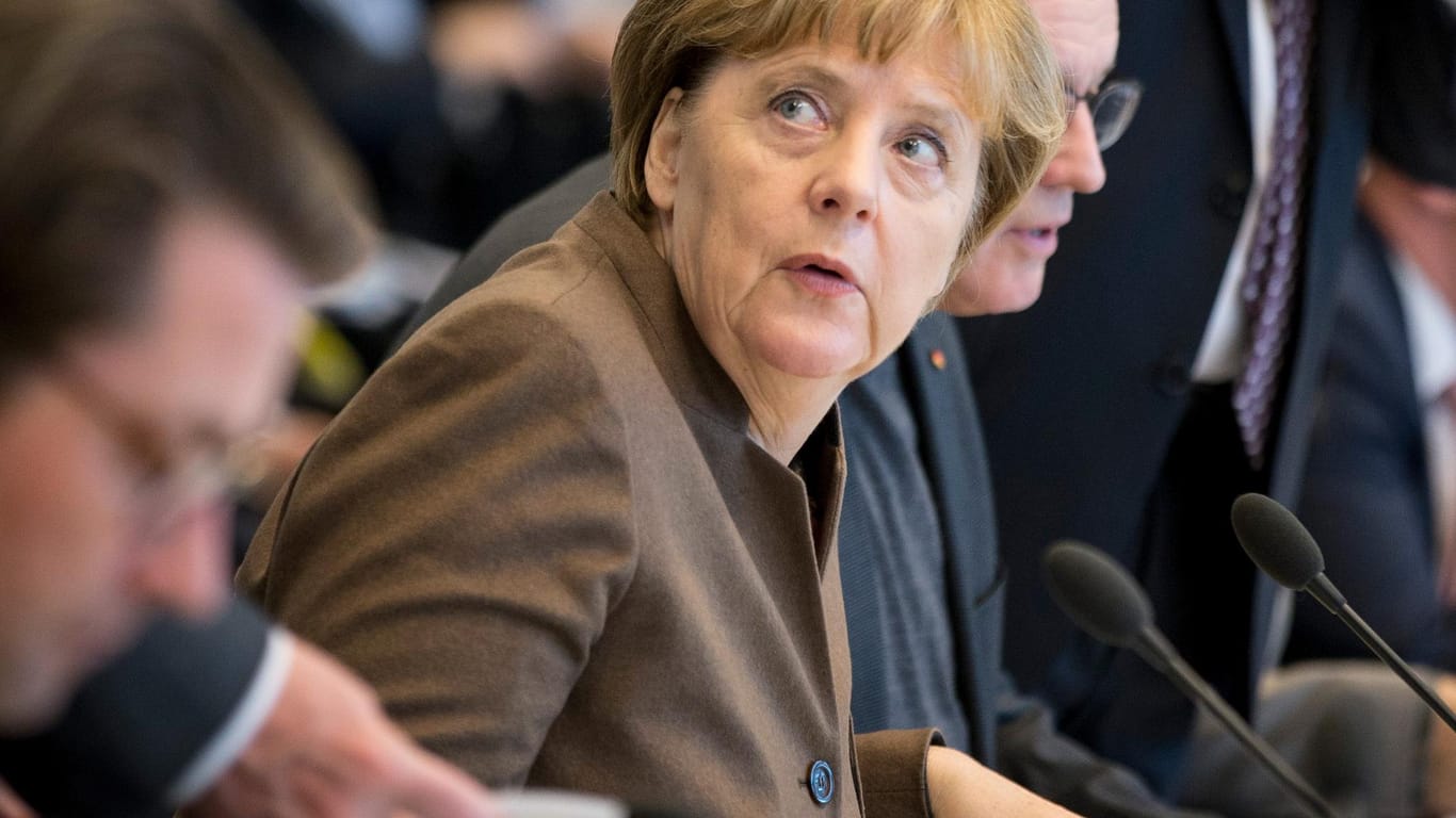 Bundeskanzlerin Angela Merkel hat derzeit an zwei Fronten zu kämpfen.