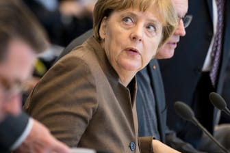 Bundeskanzlerin Angela Merkel hat derzeit an zwei Fronten zu kämpfen.