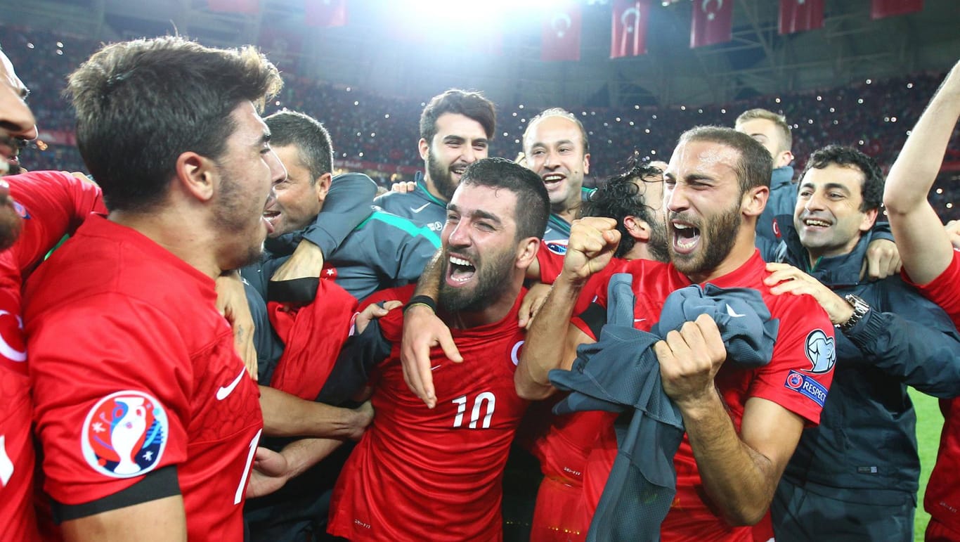 Bei den türkischen Spielern herrschte nach dem späten Erfolg gegen Island Riesen-Jubel.