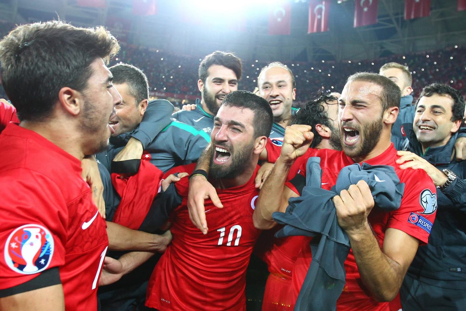 Bei den türkischen Spielern herrschte nach dem späten Erfolg gegen Island Riesen-Jubel.