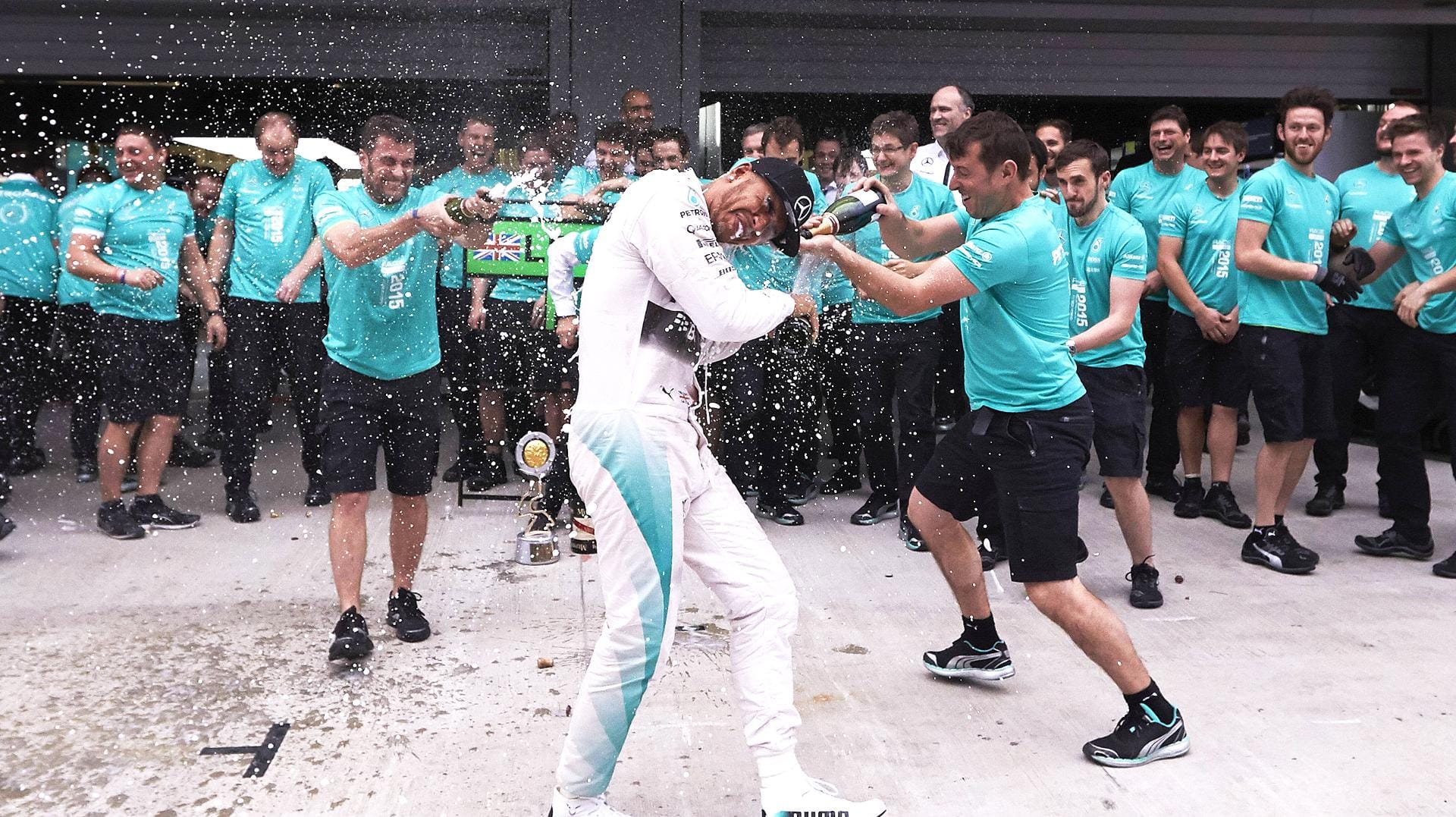 Nicht nur Lewis Hamilton, auch alle anderen Mitarbeiter von Mercedes dürfen feiern. Nicht nur Lewis Hamilton, auch alle anderen Mitarbeiter von Mercedes dürfen feiern.