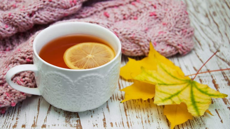 Warme Kleidung schützt Sie in der kalten Jahreszeit und Tee beruhigt gereizte Hälse.