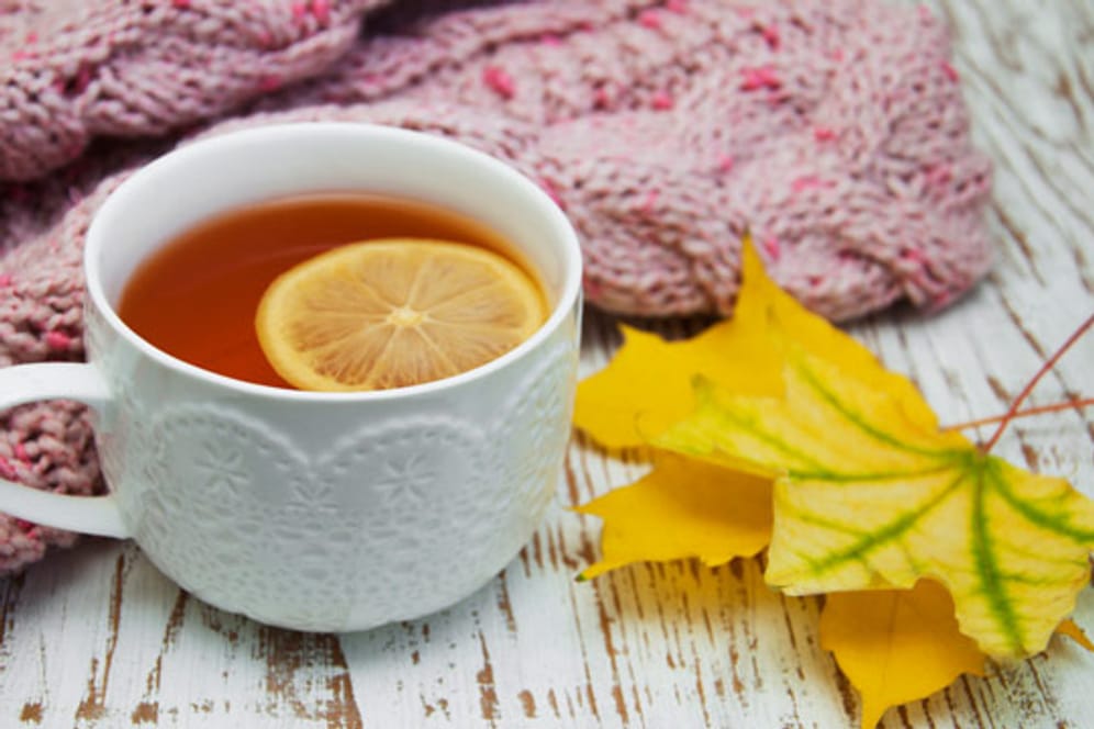 Warme Kleidung schützt Sie in der kalten Jahreszeit und Tee beruhigt gereizte Hälse.