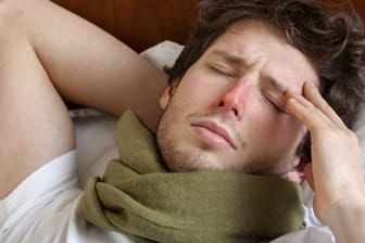 Bei einem grippalen Infekt leiden Sie unter anderem an Kopfschmerzen und erhöhter Temperatur.
