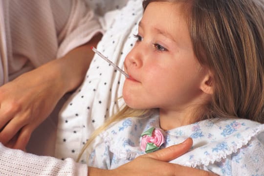 Wenn Fieber in Verbindung mit anderen Symptomen auftritt, kann es sich um eine echte Grippe handeln.