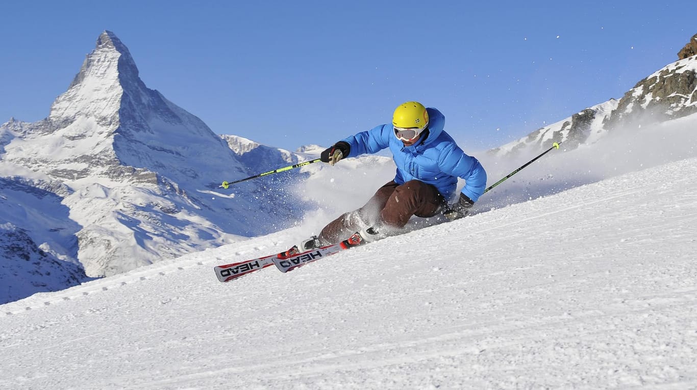 Skifahrer in Zermatt. In der Schweiz ziehen die Preise für Skipässe besonders an.