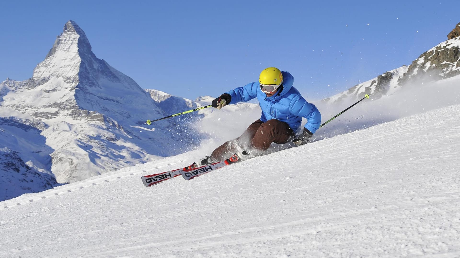 Skifahrer in Zermatt. In der Schweiz ziehen die Preise für Skipässe besonders an.