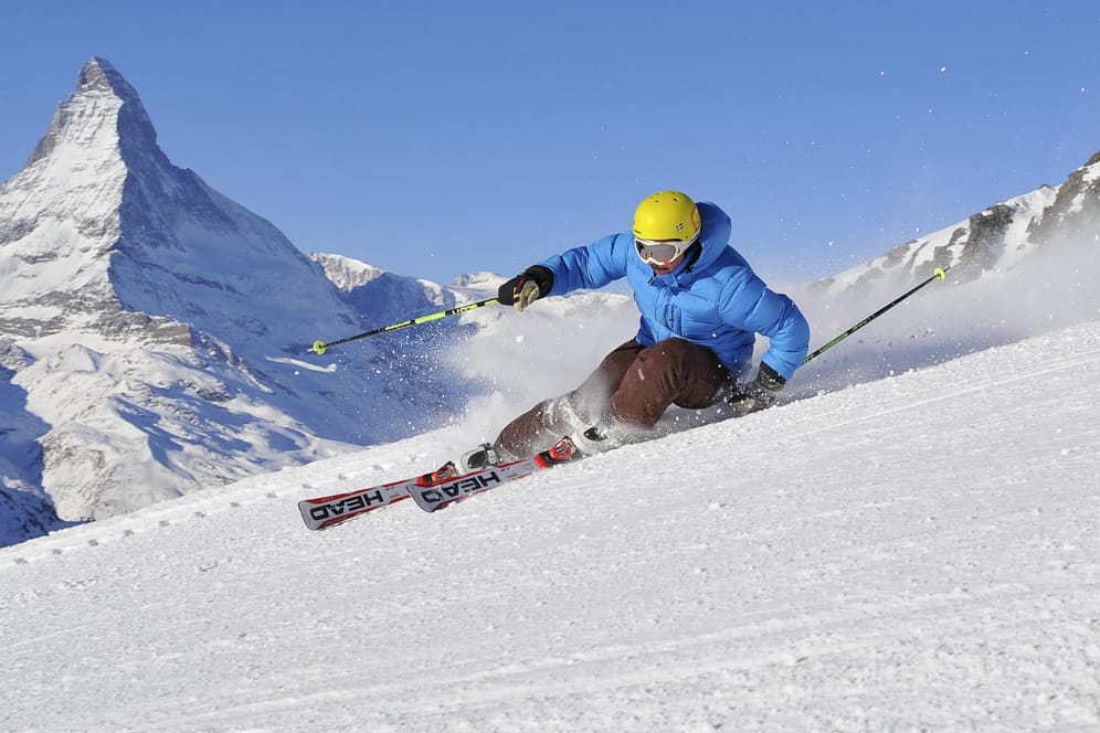 Skifahrer in Zermatt. In der Schweiz ziehen die Preise für Skipässe besonders an.