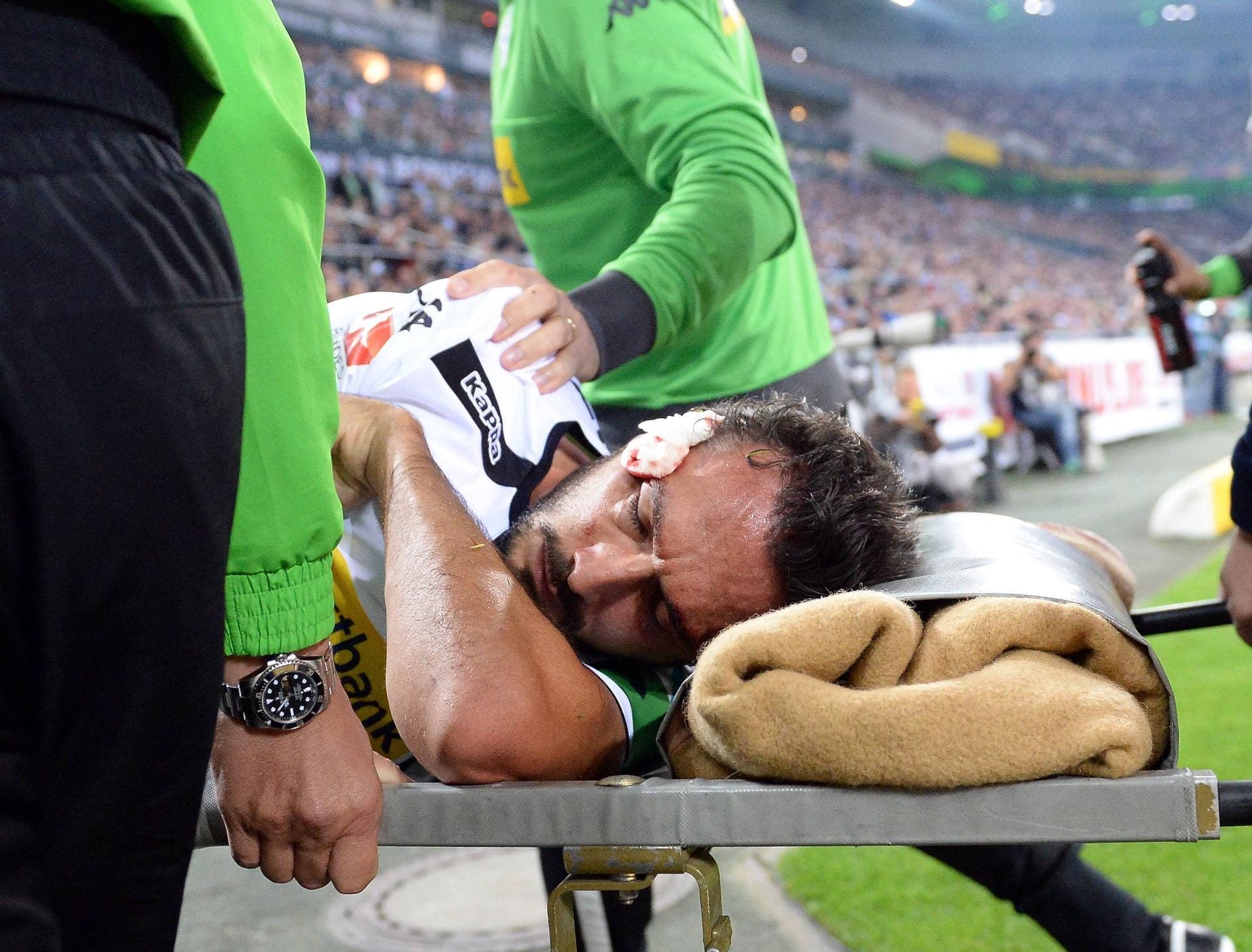Borussia Mönchengladbachs Abwehrchef Stranzl fehlt aufgrund einer Augenhöhlenfraktur ebenfalls längerfristig. Borussia Mönchengladbachs Abwehrchef Stranzl fehlt aufgrund einer Augenhöhlenfraktur ebenfalls längerfristig.