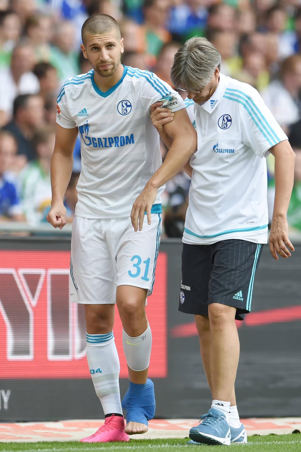 Schalkes Matija Nastasic zog sich bereits am ersten Spieltag einen Achillessehnenriss zu. Schalkes Matija Nastasic zog sich bereits am ersten Spieltag einen Achillessehnenriss zu.
