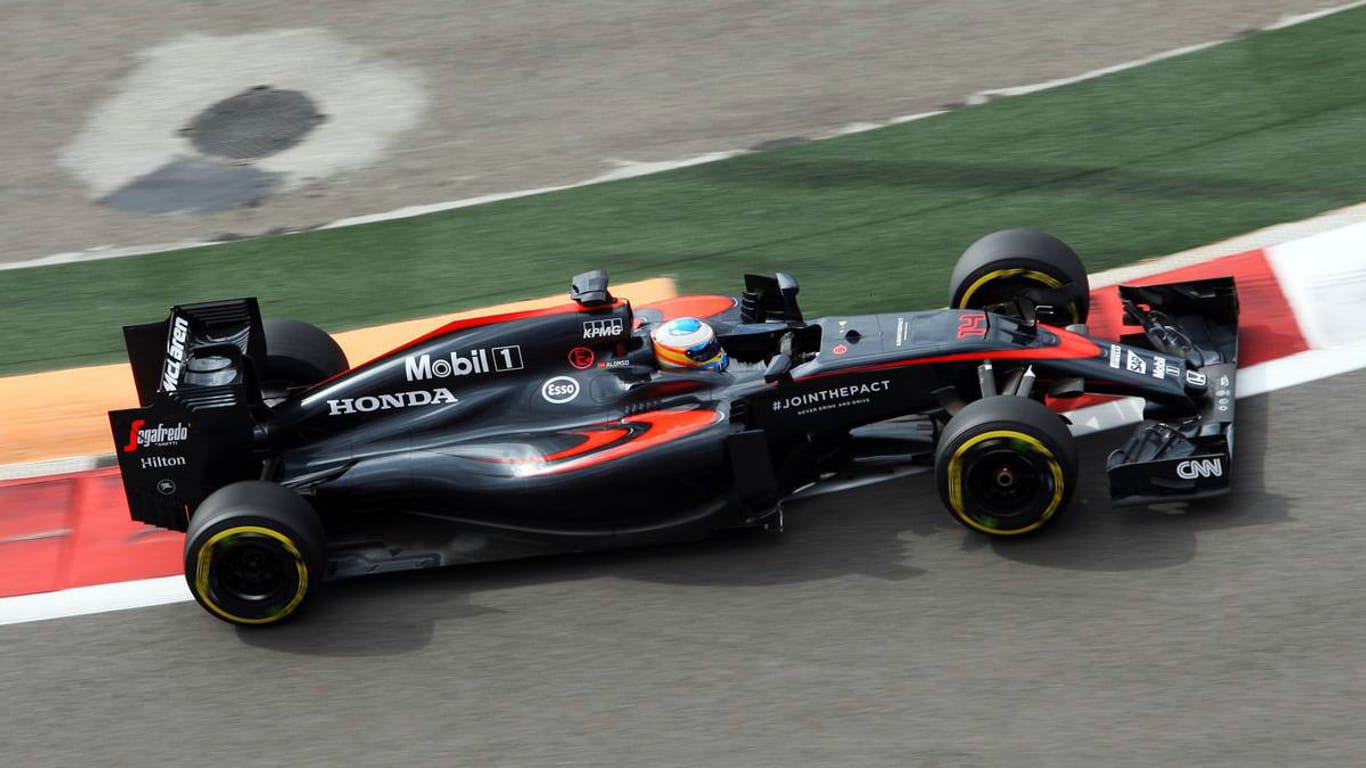 McLaren-Honda-Pilot Fernando Alonso fährt in Sotschi über die Streckenbegrenzung.