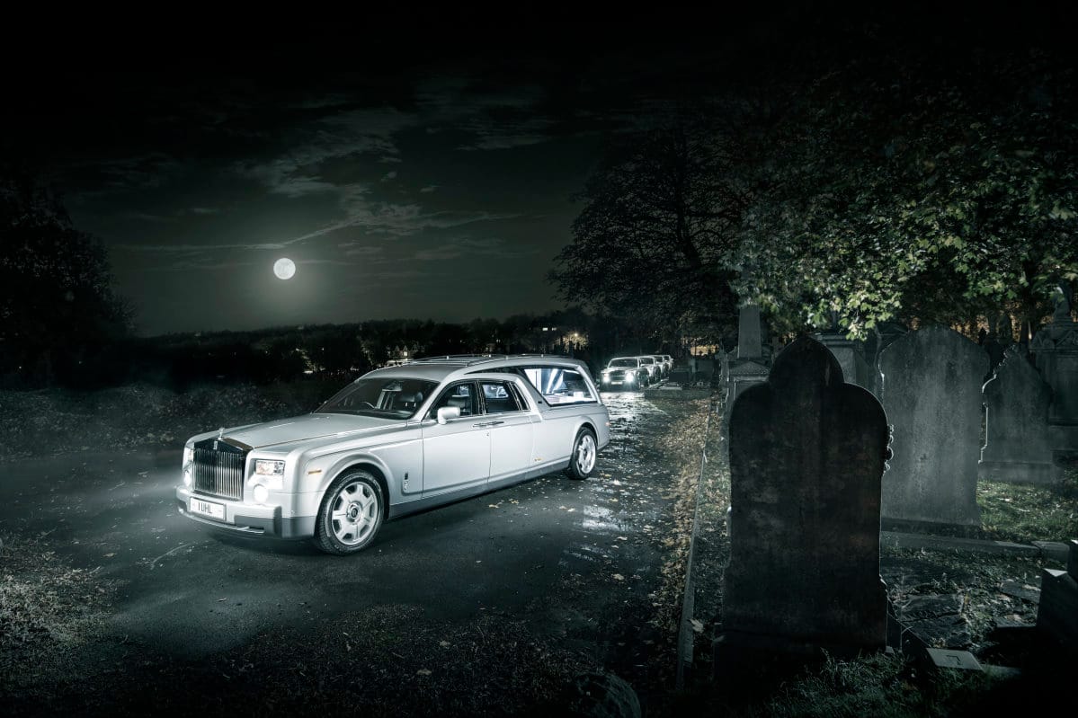 Die wohl luxuriöseste Leichenwagenflotte der Welt gehört dem Bestattungsunternehmen A. W. Lymn in Nottingham. Zu der Flotte zählen 39 Fahrzeuge von Rolls-Royce und Bentley.