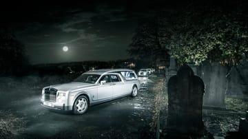 Die wohl luxuriöseste Leichenwagenflotte der Welt gehört dem Bestattungsunternehmen A. W. Lymn in Nottingham. Zu der Flotte zählen 39 Fahrzeuge von Rolls-Royce und Bentley.
