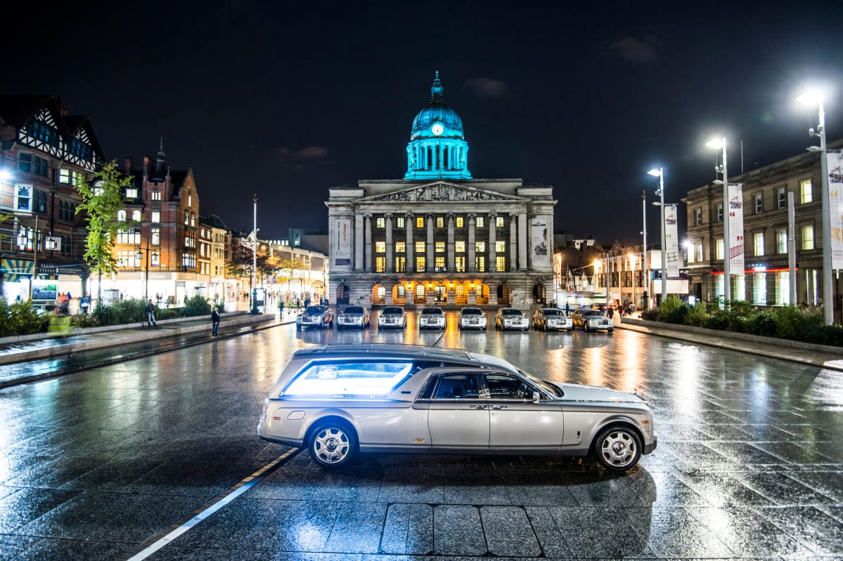 Fast alle Rolls-Royce Phantom des Bestattungsunternehmens sind in "gregorian silver" lackiert.