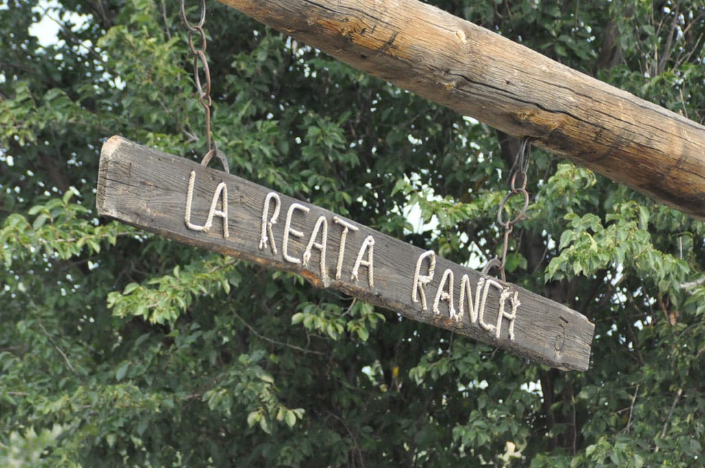 Schon das Schild am Eingang verrät: Die La Reata Ranch entführt ihre Besucher in den "Wilden Westen"
