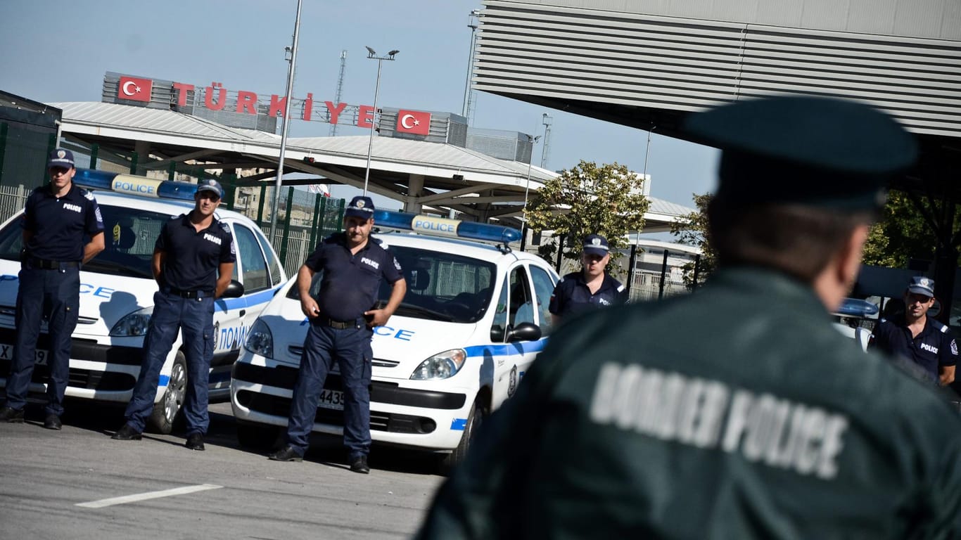Bulgarische Polizei und Grenzschützer an der Grenze zur Türkei.