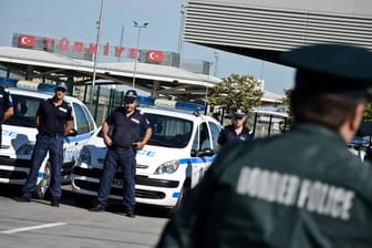 Bulgarische Polizei und Grenzschützer an der Grenze zur Türkei.