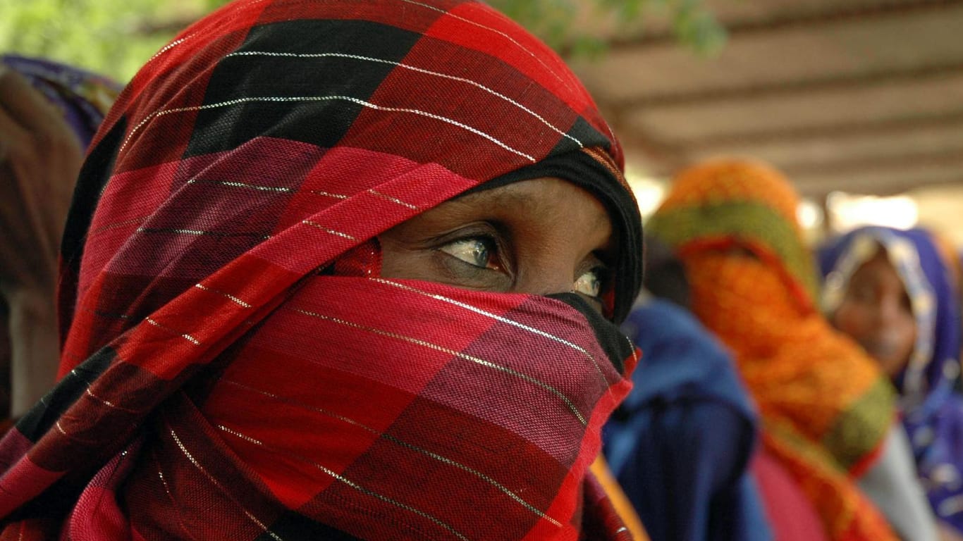 Eine vollverschleierte Frau im Tschad