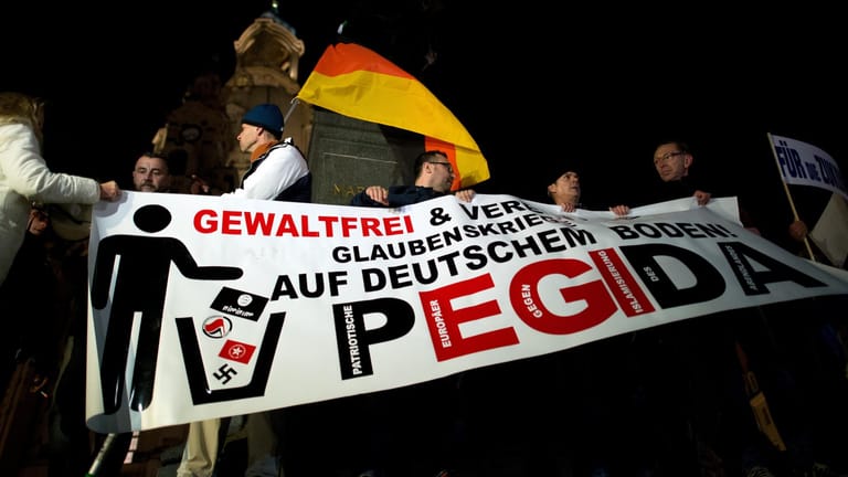Pegida in Dresden: Wissenschaftler warnen, die Bewegung könnte weitere Menschen radikalisieren.