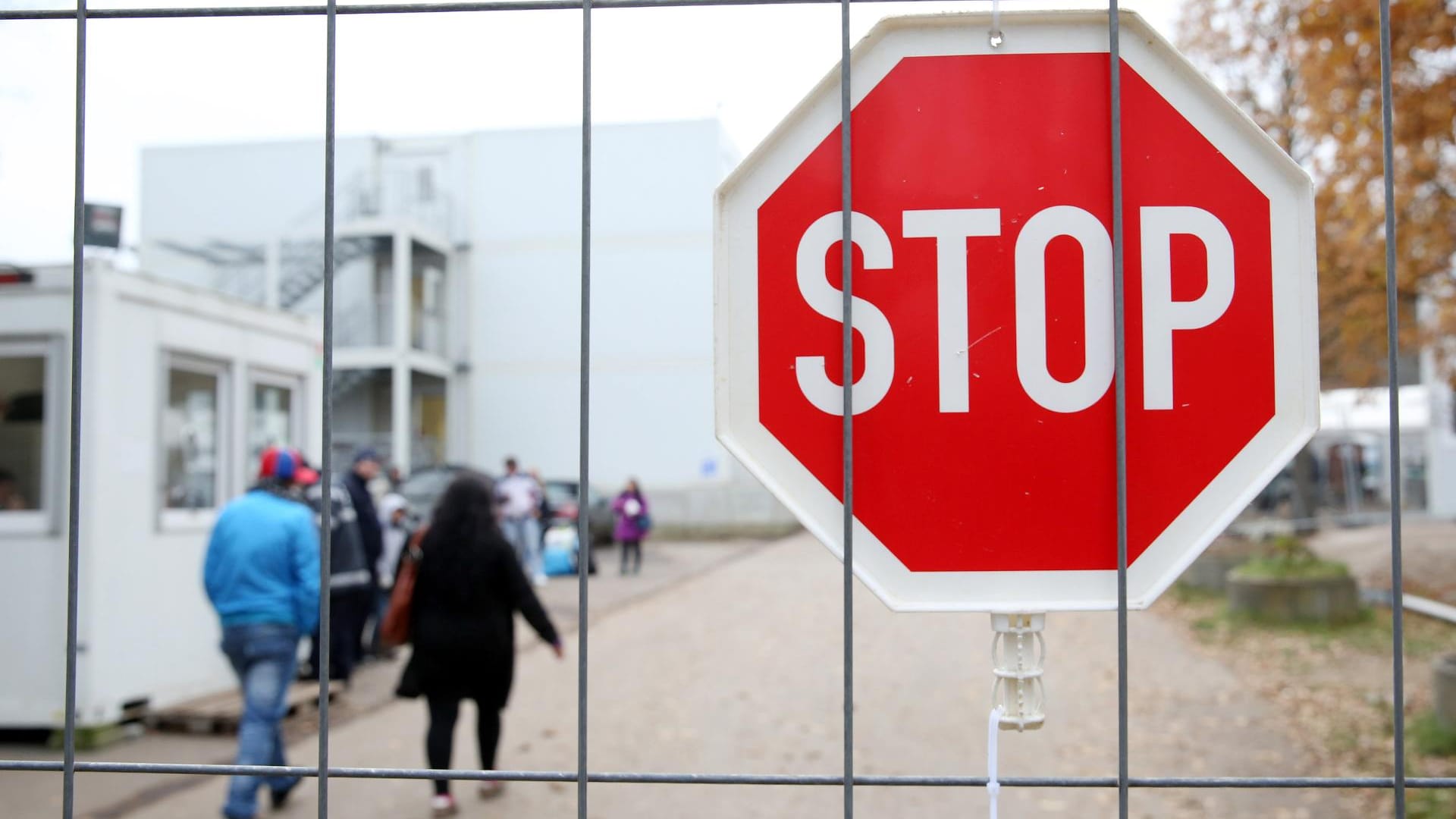 Die Flüchtlingsunterkunft in der Schnackenburgallee in Hamburg-Bahrenfeld. Hier sind mehr als 1000 Menschen untergebracht.