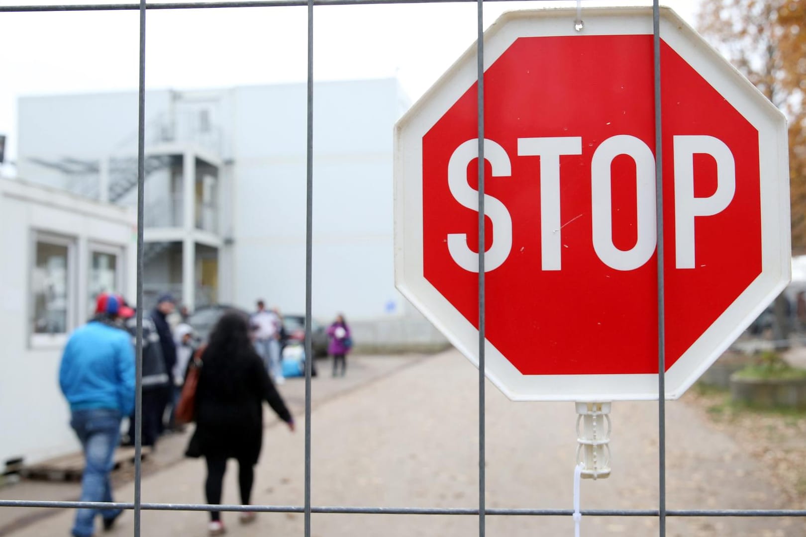 Die Flüchtlingsunterkunft in der Schnackenburgallee in Hamburg-Bahrenfeld. Hier sind mehr als 1000 Menschen untergebracht.