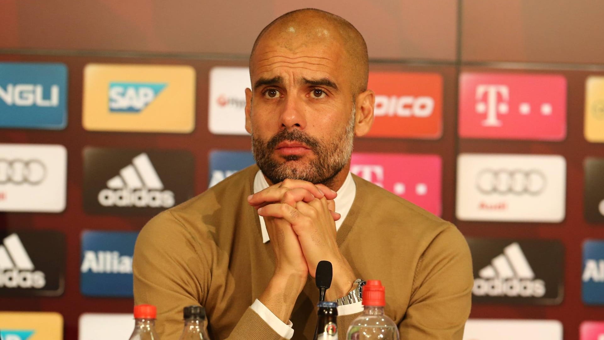Pep Guardiola sieht dem Bayern-Gastspiel in Bremen mit sorgenvoller Miene entgegen. Pep Guardiola sieht dem Bayern-Gastspiel in Bremen mit sorgenvoller Miene entgegen.