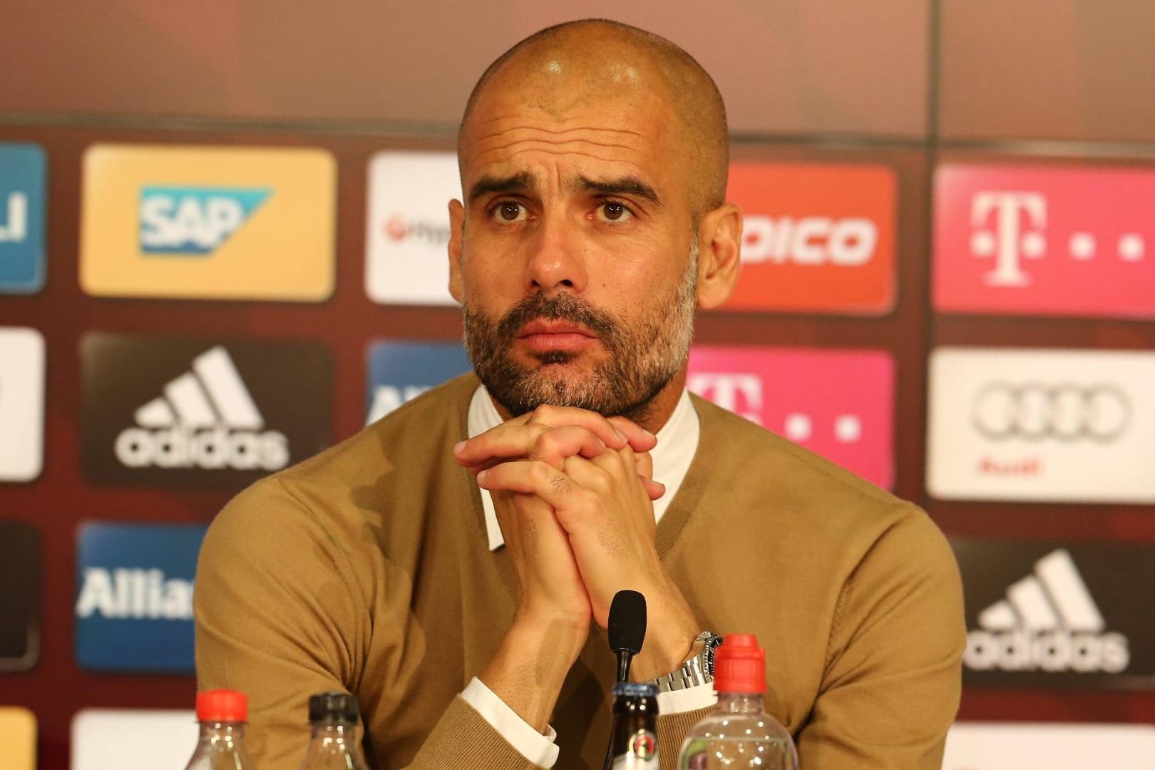 Pep Guardiola sieht dem Bayern-Gastspiel in Bremen mit sorgenvoller Miene entgegen.