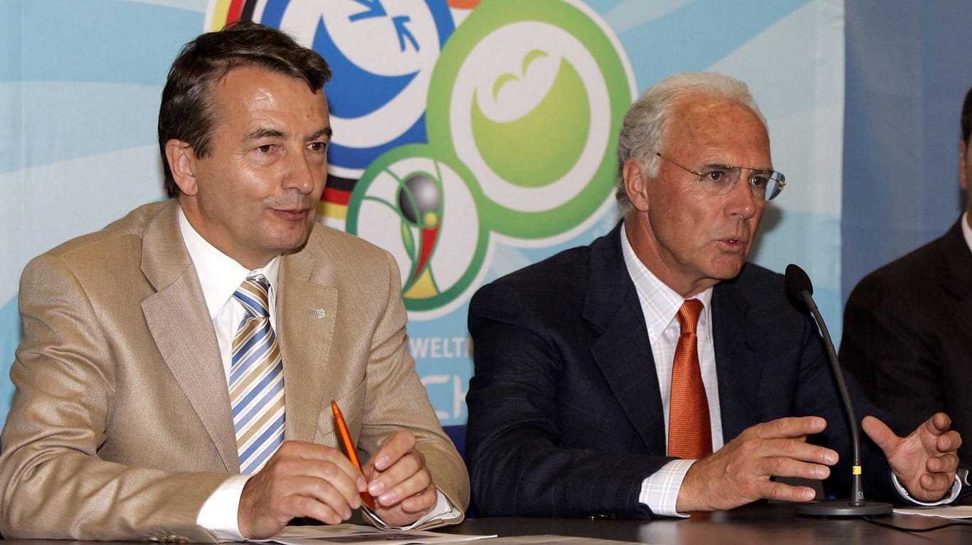 Der aktuelle DFB-Präsident Wolfgang Niersbach (li.) und der damalige Chef des Organisationskomitees Franz Beckenbauer auf einer Pressekonferenz 2006.