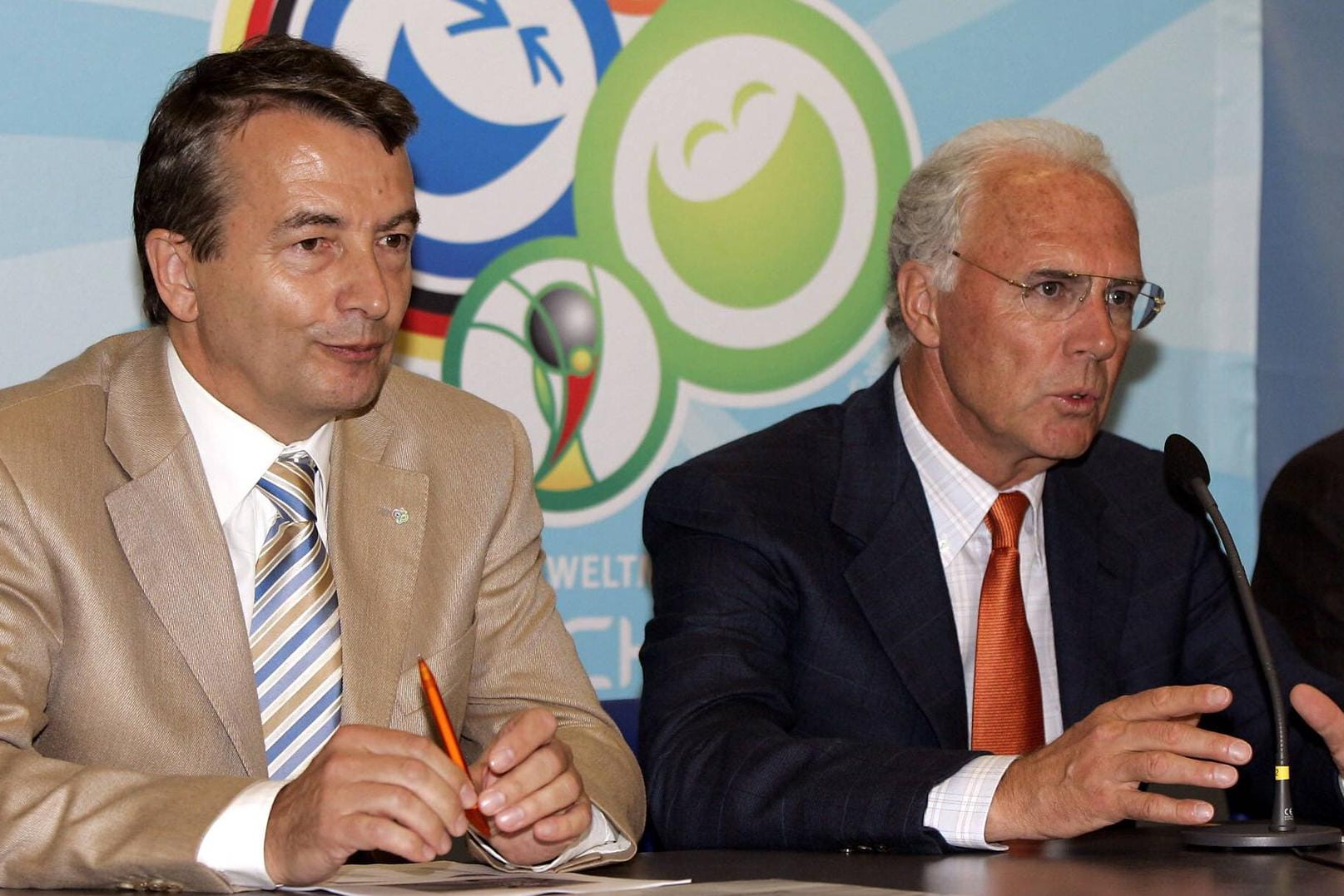 Der aktuelle DFB-Präsident Wolfgang Niersbach (li.) und der damalige Chef des Organisationskomitees Franz Beckenbauer auf einer Pressekonferenz 2006.