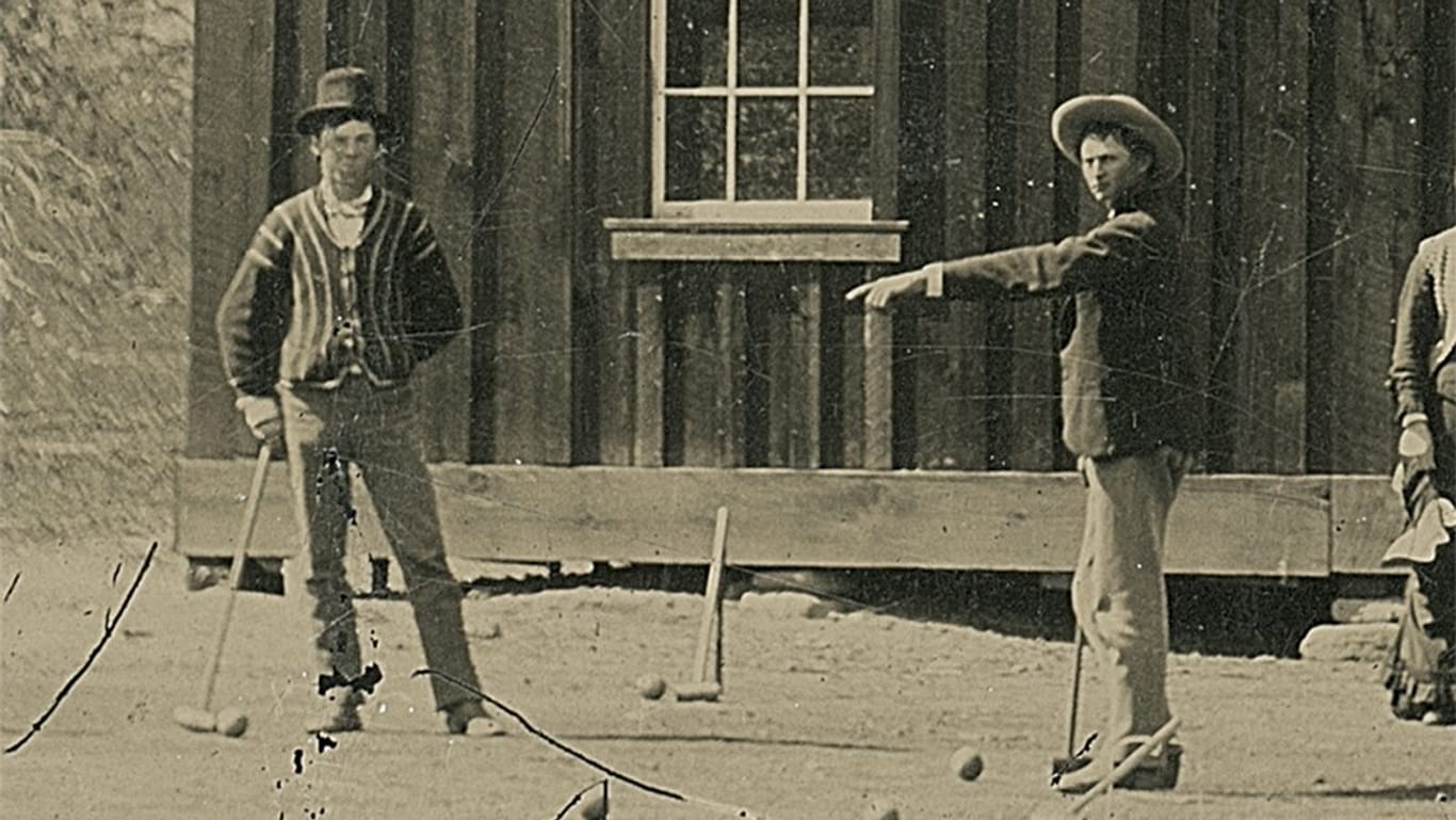 Beim Krocketspiel zeigt dieses Bild den berühmten Revolverhelden Billy the Kid (li.).