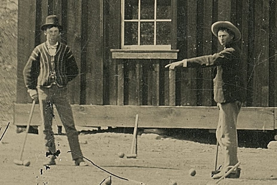 Beim Krocketspiel zeigt dieses Bild den berühmten Revolverhelden Billy the Kid (li.).