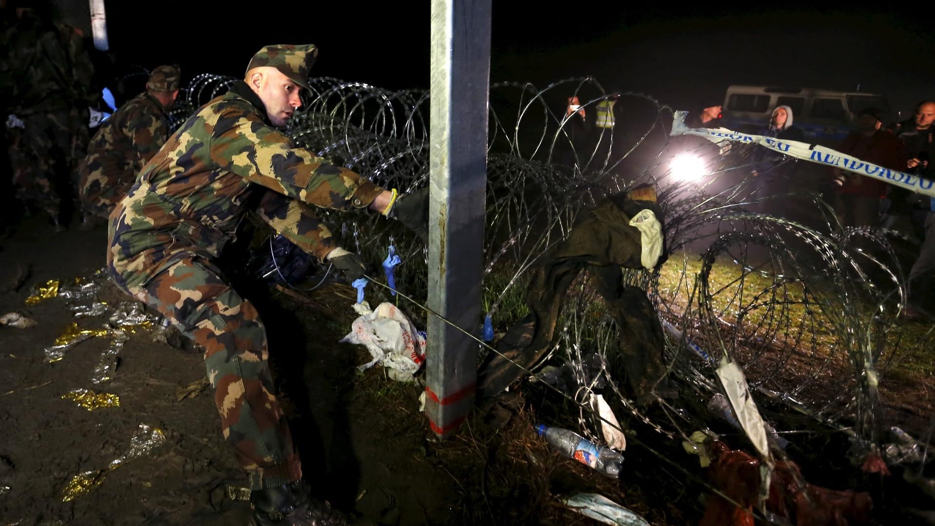 Ungarische Soldaten schließen den Zaun an der Grenze zu Kroatien.