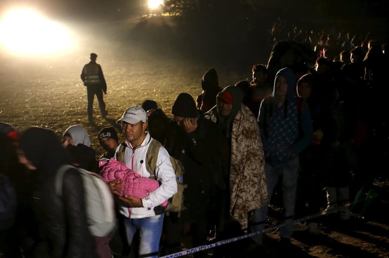 In Zakany ließen die Beamten eine halbe Stunde vor Grenzschließung noch 1200 Flüchtlinge passieren.