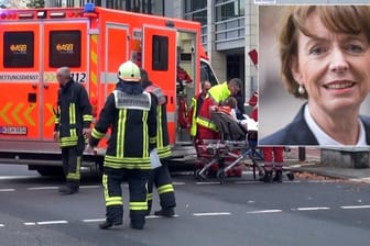 OB-Kandidatin Henriette Reker wird nach dem Angriff auf sie mit dem Krankenwagen abtransportiert.