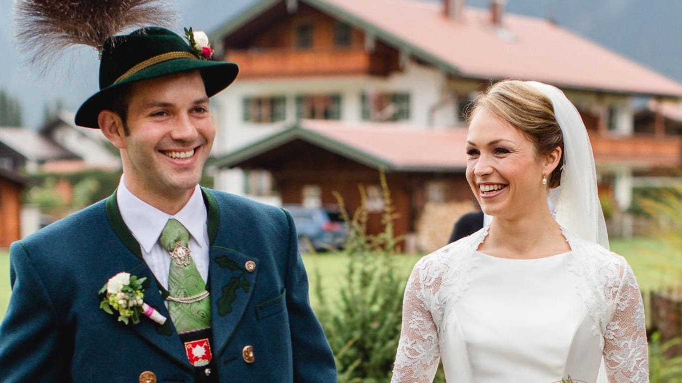 Ex-Biathlon-Stae Magdalena Neuner hat ihren Mann Josef Holzer nun auch kirchlich geheiratet.