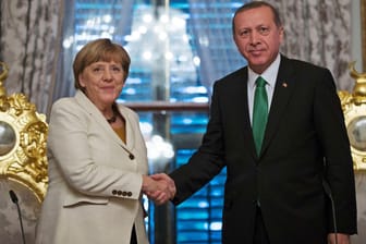 Deutsch-türkisches Händeschütteln: Angela Merkel und Erdogan.