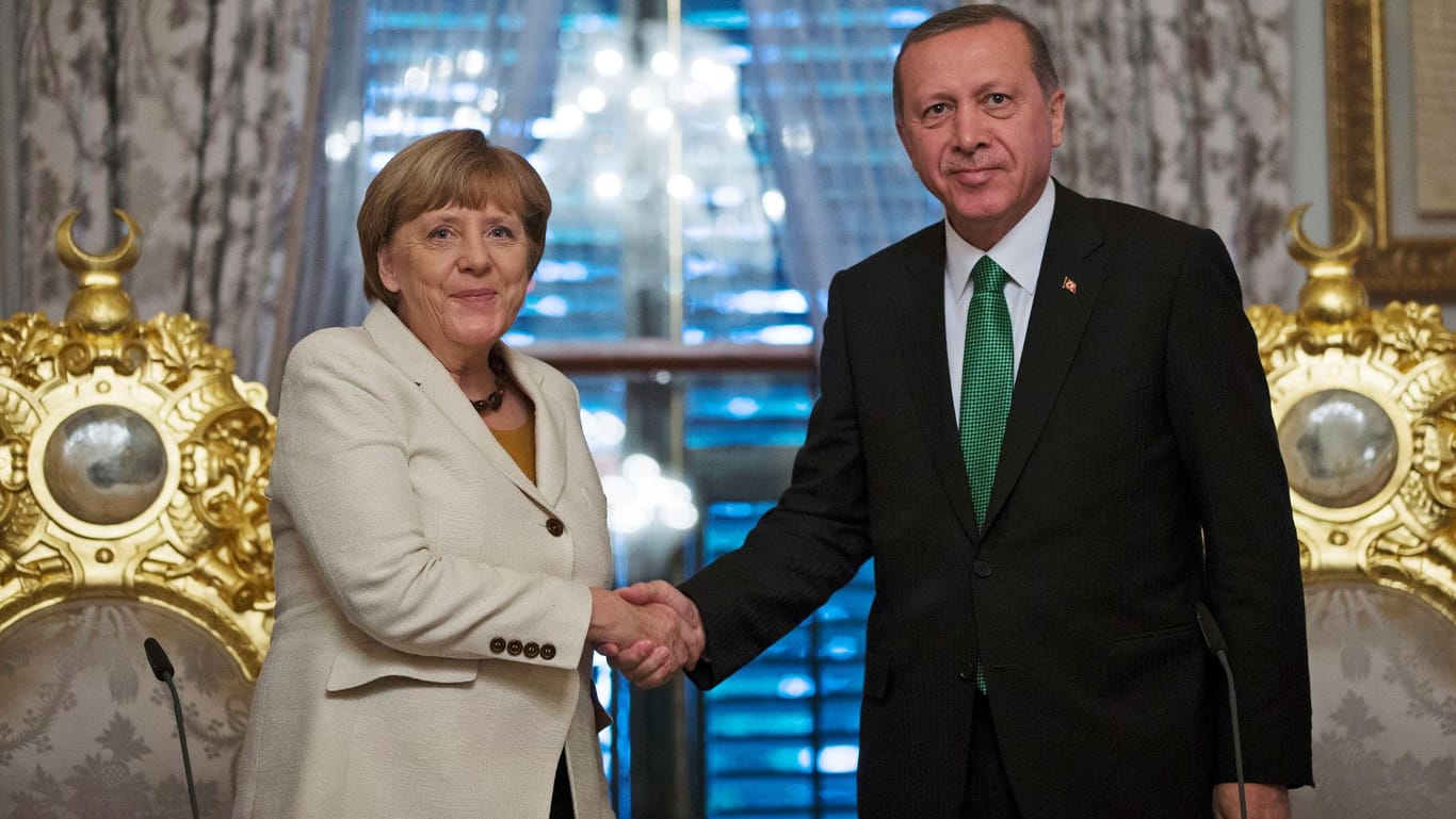 Deutsch-türkisches Händeschütteln: Angela Merkel und Erdogan.