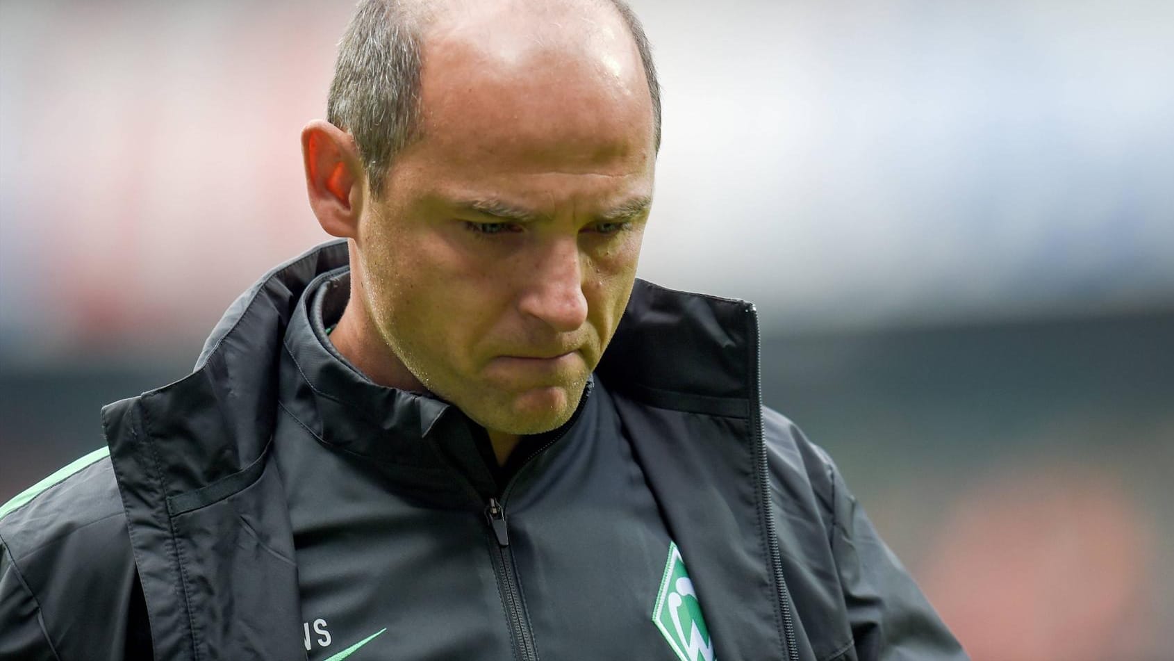 Werder-Trainer Viktor Skripnik wirkt nachdenklich.