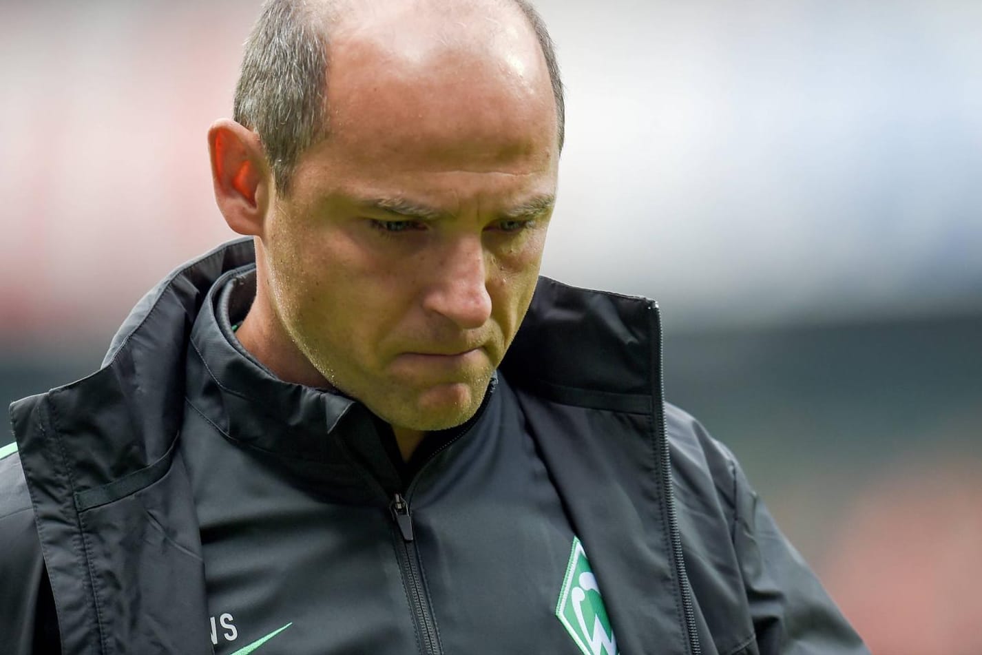 Werder-Trainer Viktor Skripnik wirkt nachdenklich.