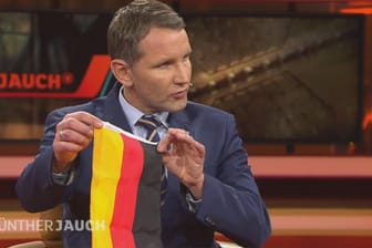 Ausschnitt aus der Talkshow "Günther Jauch": AfD-Politiker Björn Höcke brachte seine Deutschland-Fahne mit in die Sendung.